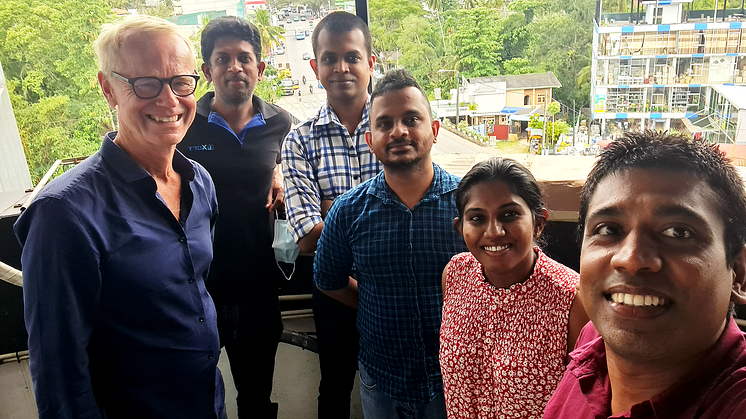 Håkan Lord, CEO SoftOne Group, tillsammans med Dinindu Udara, CEO and CTO Xoft Technologies Pvt Ltd, och hans team i Sri Lanka.