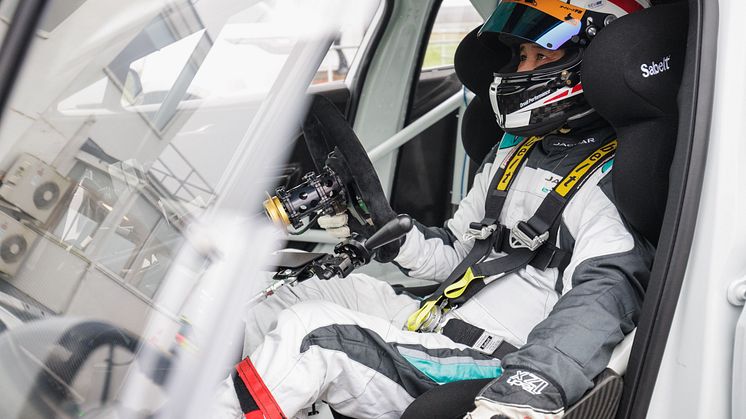 -Jeg er et bevis på at livet ikke tar slutt selv om ting blir utfordrende. Jeg er for evig takknemlig for ingeniørteamet til Jaguar Land Rover, sier Takuma Aoki.