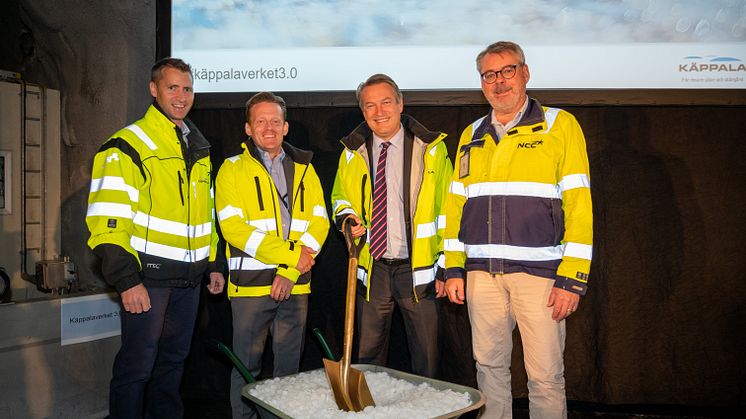 Olle Lindeberg, programansvarig för Käppalaverket 3.0, Andreas Thunberg vd för Käppalaverket, Daniel Källenfors, styrelseordeförande Käppalaförbundet och Per Johansson, affärschef på NCC Infrastructure. Bild: Lars-Olof Tandberg