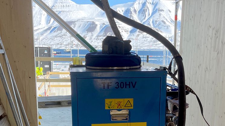 VARMER OPP I NORD:  Det midlertidige byggtørk-anlegget til Ramirent er nå satt i drift på byggeplassen til den nye folkehøgskolen i Longyearbyen.