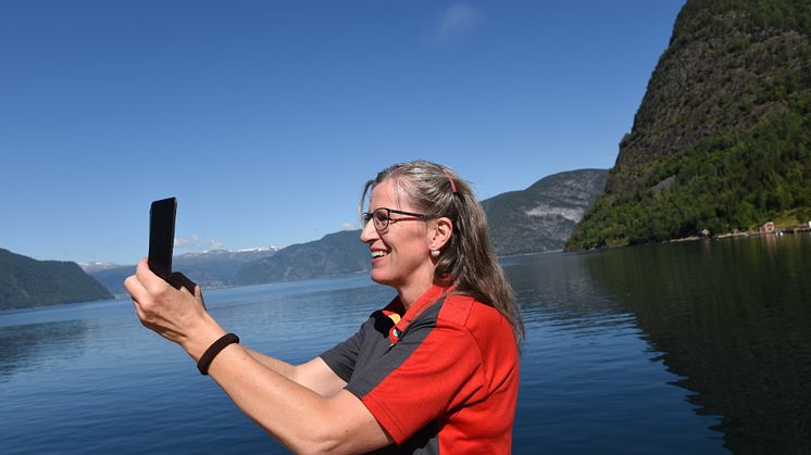 Postbod Bente Teigen tar bilete frå arbeidsdagen og deler på Facebook. Foto: Birger Morken/Posten Norge
