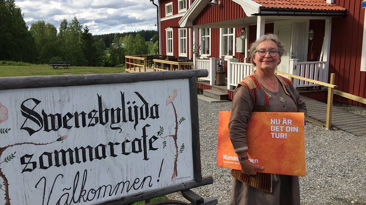 Anneli Qvarnström ger sin del av Kundmiljonen till Svensbyns Hembygdsförening och Swensbylijda