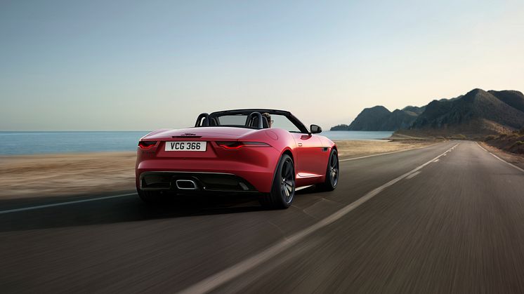 Jag_F-TYPE_22MY_R-Dynamic_Black_Convertible_Exterior_120421_002