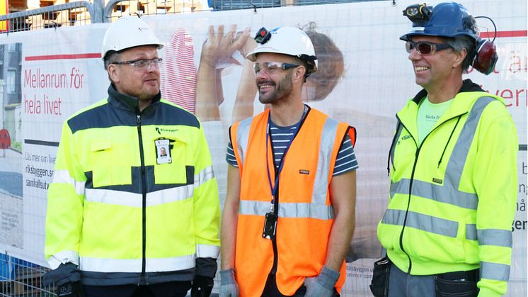 Från vänster: Roger Yrjas, marknadsområdeschef Riksbyggen, Martin Degeryd, projektchef Skanska Sverige, Distrikt Uppsala Bostad och Peter Ohlsson, yrkesarbetare, Skanska Sverige.