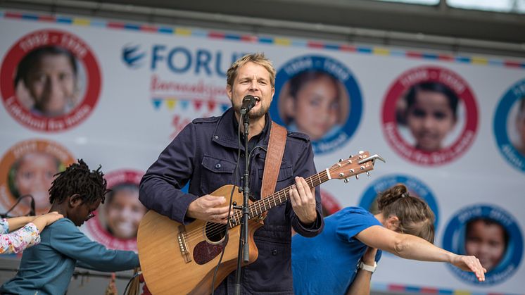 Gaute Ormåsen spiller "Elefantparaden" mens "Elefantdansen" blir danset.