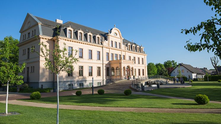 Die Havelländischen Musikfestspiele starten in ihrem diesjährigen Programm ein ganz neues Format: den Songcontest SING DEN THEO! auf Schloss Ribbeck. Foto: TMB-Fotoarchiv/Steffen Lehmann. 