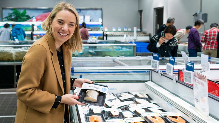 Tidligere Fiskeriutsending i Kina Victoria Braathen med norsk torskeprodukt