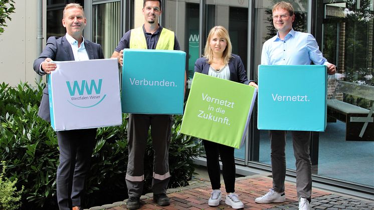 Spenden gemeinsam (v. l.): Jürgen Noch, Geschäftsführer WW, Thomas Tegethoff, Netzmonteur, Johanna Mückenhaupt, Bachelor-Studentin, Daniel Böddeker, Betriebsratsvorsitzender.