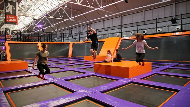 Mit 140 Trampolinen auf rund 4.700 Quadratmetern ist das JUMP House Leipzig der größte Trampolinpark Deutschlands