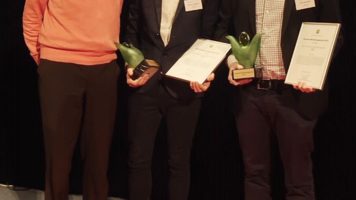 Från vänster prisutdelare Hans Reich tillsammans med pristagarna Robert Turesson och Filip Palmkvist Foto: Annika Nilsson, RISE IVF 