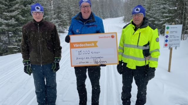 På bilden ses eldsjälarna från vänster: Göran Nilsson, Jan Davidsson & Bengt Erlandsson. Alla tre mycket glada och överraskade över tillskottet till klubbkassan.
