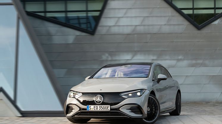 Nu är det svensk säljstart för eldrivna EQE från Mercedes-EQ. Priset för den fullvuxna familjesedanen med upp till 63 mils räckvidd börjar på 759 900 kronor.