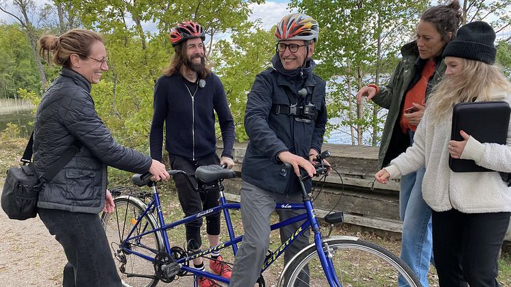 Finns meningen med livet i Småland? Drakflygaren produktion spelar in film för Destination Småland med Micael Dahlen och Johan Ulveson. Karolina Jonason, producent, jobbar tillsammans med filmare Johanna Liljegren och koordinator Cecilia Bjerkhede.