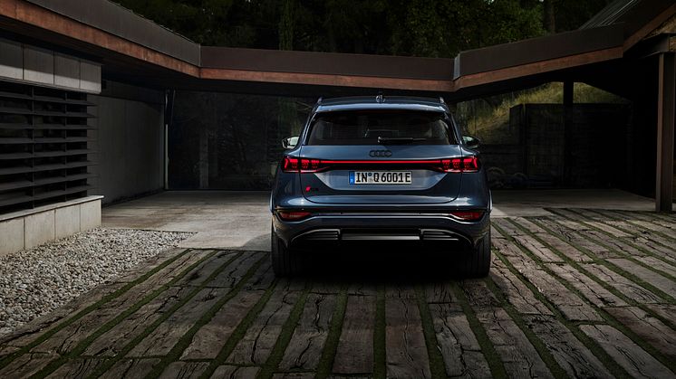Audi Q6 e-tron quattro (Plasmablå metallak)