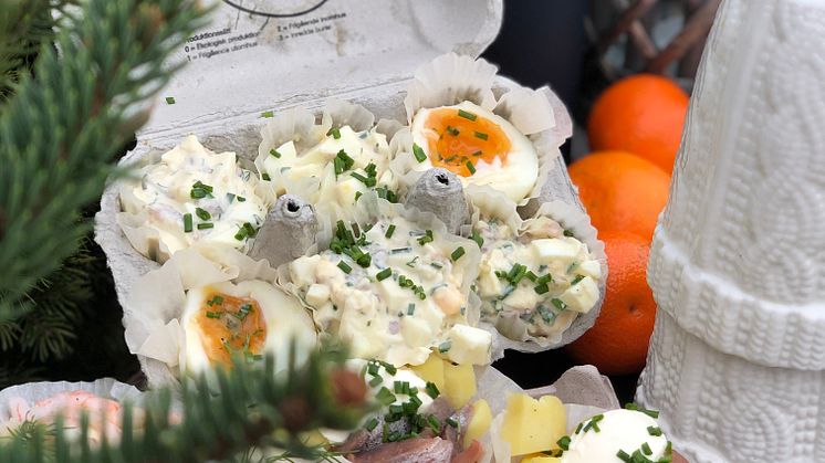 Tips! Återanvänd dina äggkartonger och servera smårätter i vid utomhusfesten.