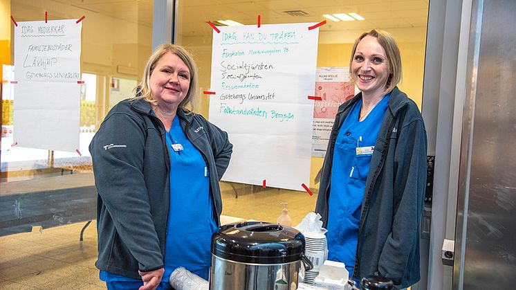 Marie Lanestam och Anna Wettergren från Folktandvården serverar kaffe och berättar om sin verksamhet på Bergsjön möts.