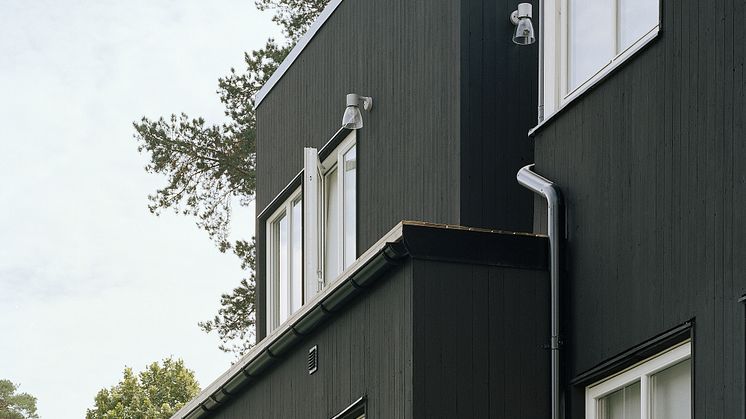 Alcro-fasad Svart-fönster Tonad Vit-2.jpg