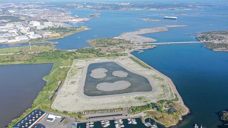 Vadhavet i Torsviken som det såg ut i juni då anläggningsmaskiner lämnat och grönskan fläckvis börjat få fäste i området. Bild: Göteborgs Hamn AB.