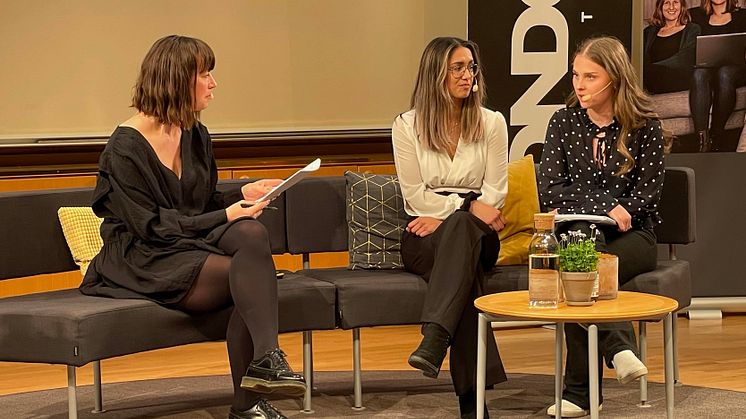 Moderator Isabelle McAllister och två av kvinnorna som var med i bygglaget, Amanda Broberg och Elsa Norberg. Foto: Daniel Elfving