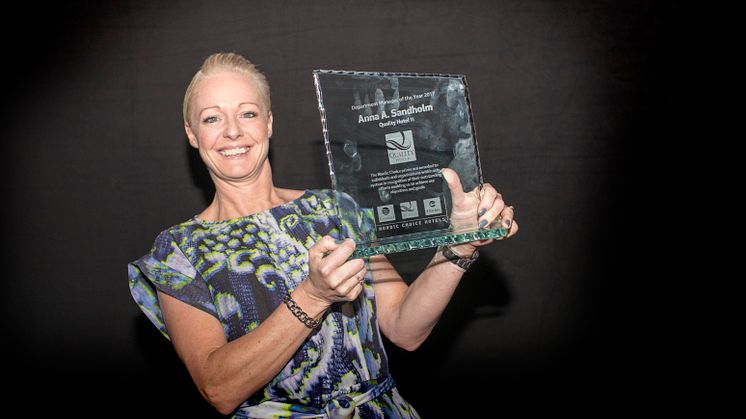 Anna A. Sandholm var både glad och överraskad efter att  ha mottagit det prestigefyllda priset Årets avdelningschef. Foto: Nordic Choice Hotels