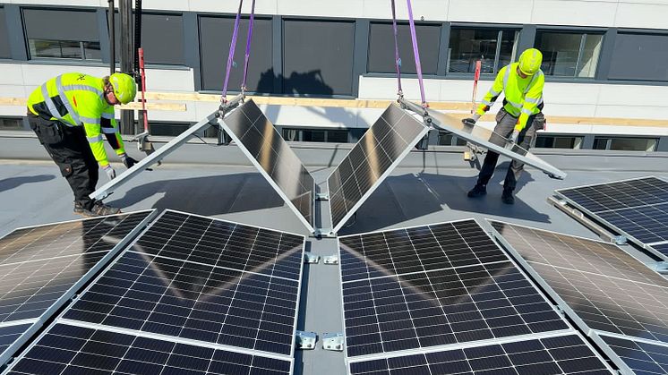 SmartSolarBox - nytt system för solceller som levereras med solceller, ballast och kabeldragning färdigmonterat för att ställas på plats och anslutas.