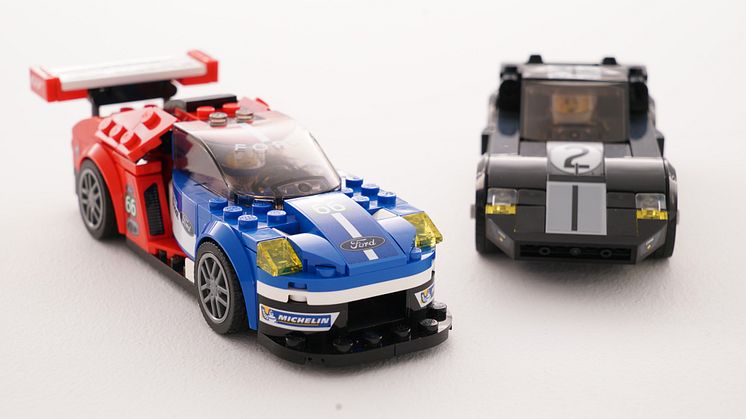 Moderna Ford GT och ikoniska Ford GT40 från 1966.