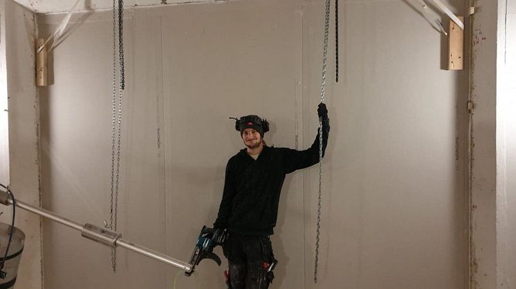 Foto: Lars Norin vid laboratorietest för akustik av IsoTimber-väggar.