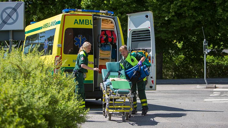 Ambulanspersonal under en hjälpinsats. Foto: Michael Folmer/Mostphotos