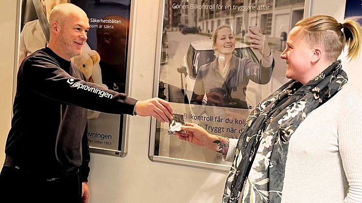På Black Friday delar Bilprovningen ut 20 000 reflexer för att påminna om vikten av att se och synas i mörkret. Foto: Bilprovningen