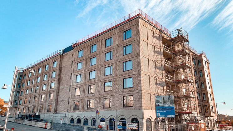 Byggbranschen har generellt stora utmaningar med fusk och oschyssta arbetsvillkor, men det är också viktigt att lyfta fram de många projekt som drivs föredömligt, som exempelvis projekt Kvarndörren, Micasas nya vård- och omsorgsboende i Rinkeby. 