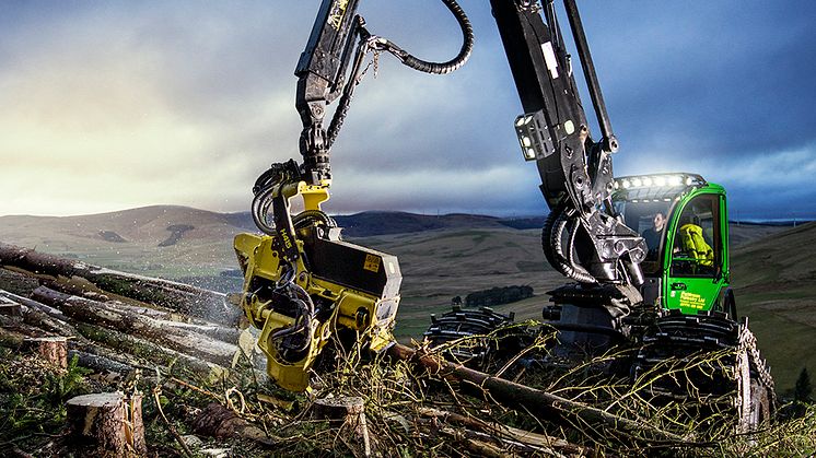 I spetsen av kranen sitter en världsnyhet, kranspetsstyrning för skördare. Finns att testa på Elmia Wood, monterad på en John Deere 1270.