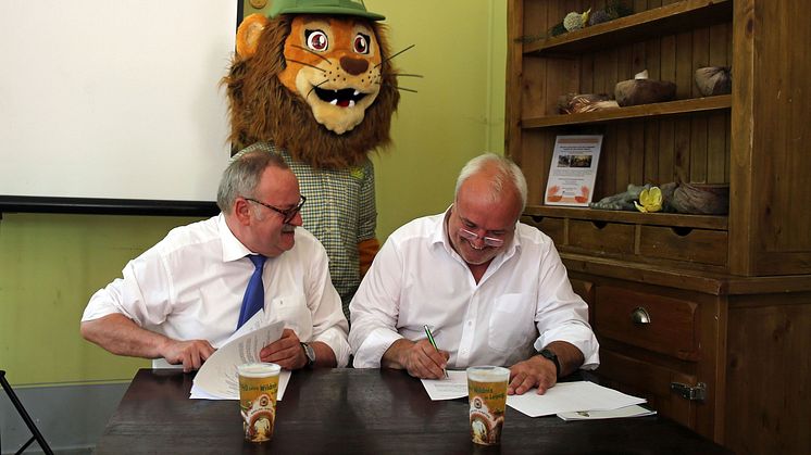 Wolfgang Welter und Prof. Jörg Junhold unterzeichnen den Vertrag zur Verlängerung der Goldsponsorenschaft von Ur-Krostitzer 