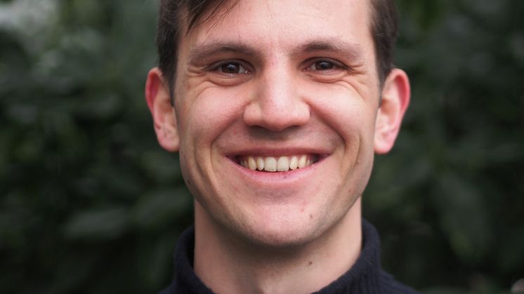 Fabian Christensen fra Holmlia i Oslo er kåret til vinner av Cappelen Damms manuskonkurranse Nye stemmer. Fotograf: Vivild Falk Berg