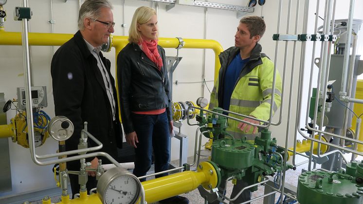 Zusammen mit Irchenrieths Bürgermeister Josef Hammer (l.) haben Katja Lindner und Sascha Trenner von der Bayernwrk Netz die neue Gasstation am Donnerstag, 19. Oktober, in Betrieb genommen.