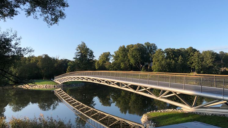Den prisbelönta Folke Bernadottes bro förbinder Museiparken med Rosendal på Kungliga Djurgården. 