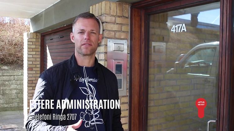 Claus presenterar Aptus produkter på Arne Jacobsens fastighet