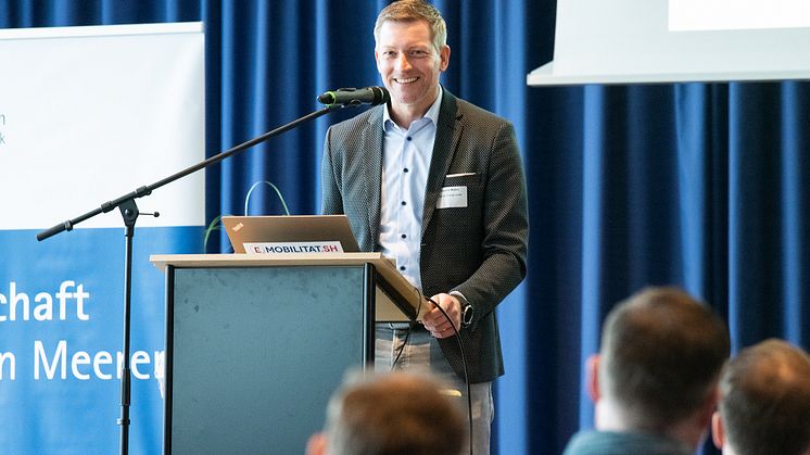 Dennis Müller, SVP Product & Marketing Communication, ADS-TEC Energy: "Ultra-Schnellladen am leistungsbegrenzten Netz – Widerspruch oder perfect match?