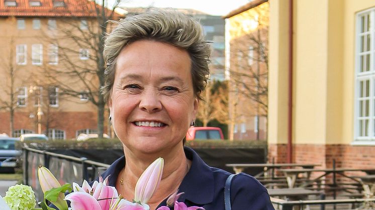 Cecilia Johansson, VD IKEA Museum tar emot utmärkelsen Årets Turistentreprenör i södra Småland.