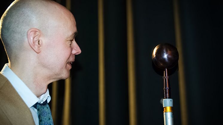 IRF:s forskningsingenjör Jesper Fredriksson intill en modell av en Langmuirsond som IRF:s forskar- och ingenjörsteam i Uppsala är specialister på. Den 2 november medverkar Jesper under Space Rendezvous som anordnas av KTH Space Center. Foto: IRF