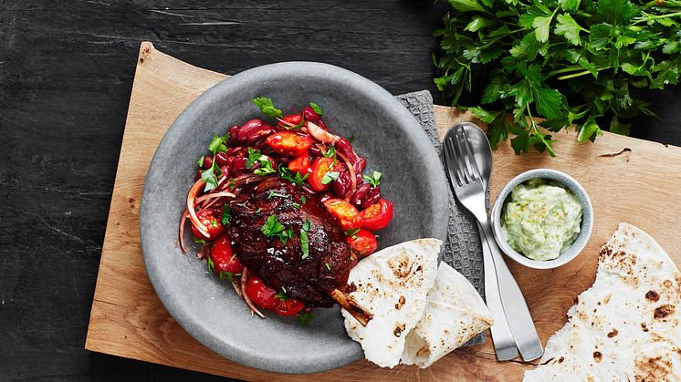 Smokey pork shank med chilibönor, guacamole och tortilla