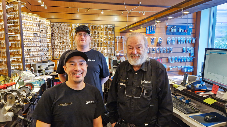 Björn Samelsson med nya kollegorna, tillika handledarna, Kalle Wong och Jan Thörner på plats bakom disken i låsbutiken i Göteborg. 