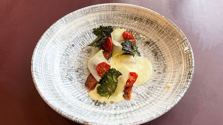 Kryddsotad svensk regnbågslax med sandefjordsås smaksatt med jalapeno, syrad svedjerova från Wålstedts gård, friterad grönkål, Wrångebäcksost från Almnäs Bruk och bakade grönsaker.