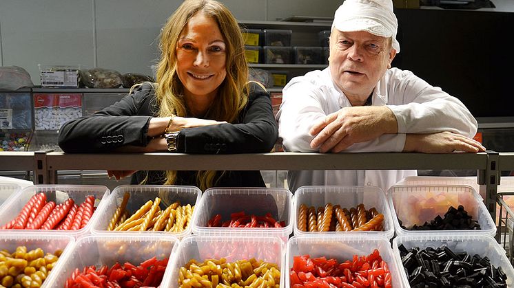Jenny Kvist, säljare  energilösningar och Lars Pålsson, vd för Scandi Candy i godisfabriken. 