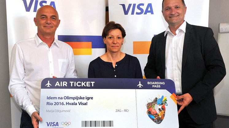 Davor Kršul (desno), Visa Country manager za Hrvatsku, predao je nagradu pobjednici nagradne igre „Visa – Olimpijske igre Rio 2016“, gospođi Mariji Džigumović, u društvu Ivice Kordića, regionalnog direktora Privredne banke Zagreb.