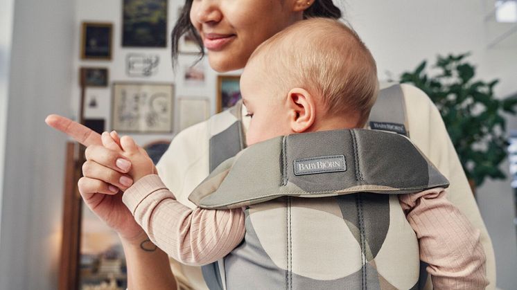 021039-baby-carrier-mini-khaki-green-cotton-lifestyle-babybjorn-05-medium