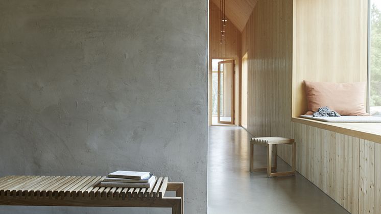 Med sin minimalistiska design gör Cutter bänken från Skagerak sig bra i de flesta inomhusmiljöer