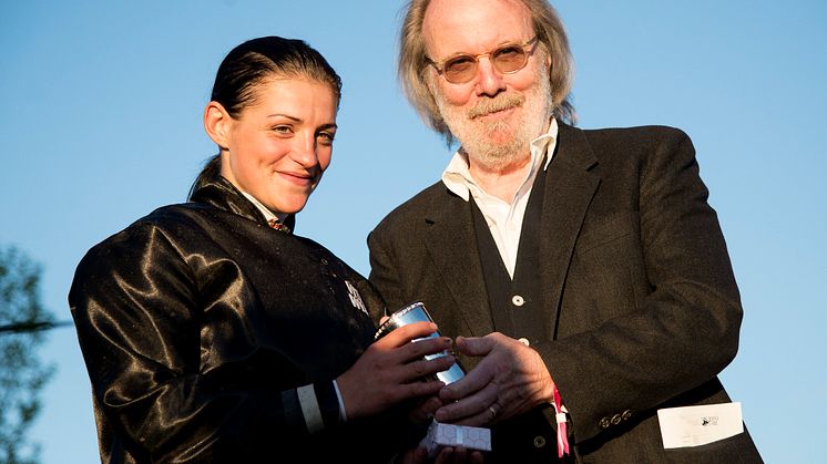 Maryline Eon tar emot den fina silverbucklan för totalsegern i VM för kvinnliga jockeys från Benny Andersson