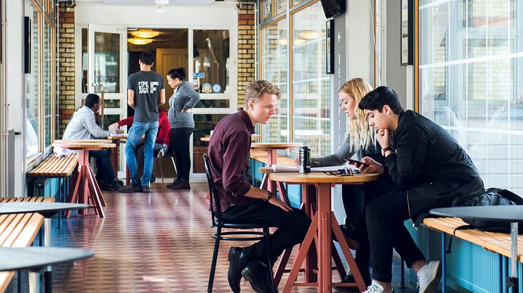 I år erbjuder Stena Fastigheter en ny typ av sommarjobb, förändringsagent. Sommarjobbet innebär att utveckla ett innovativt förslag på en digital lösning som ska öka tryggheten eller skapa en meningsfull fritid för hyresgästerna.  