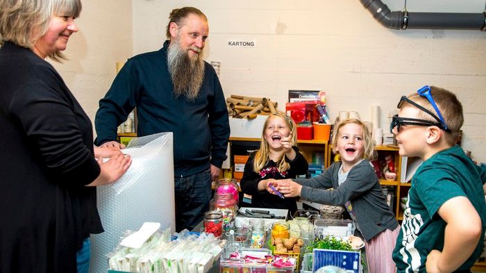 Bild: Begränsade rättigheter. Kreativiteten flödar. Ulrika Malmgren är en av de pedagoger som förskolorna möter när de hämtar återbruksmaterial. Tony Olsson från arbetsmarknadsenhet bidrar med mycket till kreativt återbruk. 
