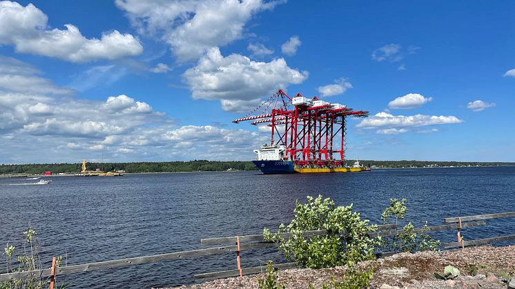 Kranarna anländer Gävle hamn